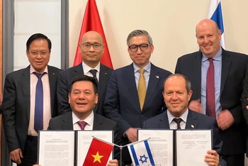 Bộ trưởng Công thương Nguyễn Hồng Diên và Bộ trưởng Kinh tế và Công nghiệp Israel Nir Barkat thống nhất tuyên bố về việc kết thúc đàm phán VIFTA.