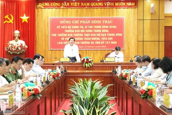 Đồng chí Phan Đình Trạc, Ủy viên Bộ Chính trị, Bí thư Trung ương Đảng, Trưởng Ban Nội chính Trung ương, Phó trưởng Ban chỉ đạo Trung ương về phòng, chống tham nhũng, tiêu cực kết luận buổi làm việc.