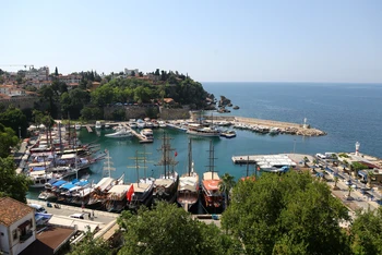 Du lịch Thổ Nhĩ Kỳ đang kỳ vọng các thành phố nghỉ dưỡng ven biển là động lực để hồi phục sau thảm họa động đất. (Ảnh: REUTERS)