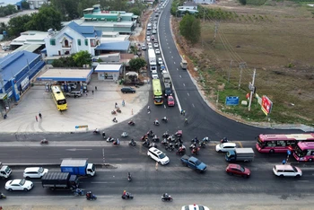 Ngã ba nút giao nút giao đường dẫn vào cao tốc đoạn Phan Thiết - Dầu Giây với Quốc lộ 1A tại Km1717+593 vào trưa ngày 29/4.