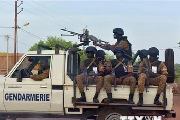 Binh sĩ Burkina Faso tuần tra tại thành phố Ouhigouya. (Ảnh: AFP/TTXVN)