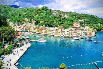 Vào mùa hè, một lượng lớn du khách đã tới Portofino để có được những tấm hình selfie với những ngôi nhà sắc màu bên bờ biển, bến cảng đẹp như tranh. (Ảnh: Tripadvisor) 