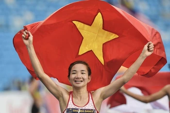 Ngày 12/5, Nguyễn Thị Oanh đã xuất sắc đi vào lịch sử của SEA Games khi mang về tấm Huy chương Vàng điền kinh ở nội dung 10.000m nữ. (Ảnh: TTXVN)