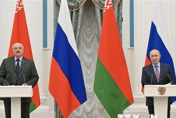 Tổng thống Nga Vladimir Putin (phải) trong cuộc họp báo chung với người đồng cấp Belarus Alexander Lukashenko tại Moscow (Nga), ngày 18/2/2022. (Ảnh: TTXVN)