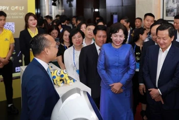: Phó Thủ tướng Chính phủ Lê Minh Khái và thống Đốc Ngân hàng Nhà nước Nguyễn Thị Hồng cùng đoàn đại biểu tham quan hệ sinh thái Ngân hàng số Nam A Bank.