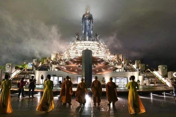 Sun World Ba Den Mountain tổ chức nhiều hoạt động tưởng nhớ công đức của Đức Phật Thích Ca.