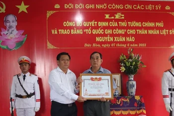 Lãnh đạo tỉnh Long An trao Quyết định của Thủ tướng Chính phủ và trao bằng "Tổ quốc ghi công" cho thân nhân Liệt sĩ Nguyễn Xuân Hào.