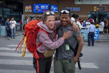 Cô Kristin Harila, người Nauy, và hướng dẫn viên Tenjen Sherpa tại Kathmandu, Nepal hôm 6/6/2023. (Ảnh: AP)