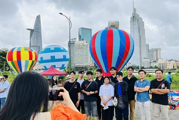 Hoạt động thả khinh khí cầu tại TP Hồ Chí Minh thu hút người dân và du khách dịp nghỉ lễ 2/9. (Ảnh: LINH BẢO) 