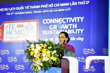 Bà Nguyễn Huyền Anh, Phó Giám đốc phụ trách Sở Du lịch Quảng Ninh phát biểu khai mạc chương trình. (Ảnh: Ban tổ chức) 