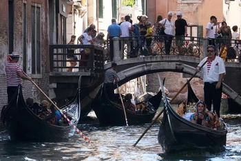 Từ mùa xuân năm sau, Venice sẽ thu phí tham quan với du khách đi trong ngày để giảm tình trạng quá tải du lịch. (Ảnh: REUTERS)
