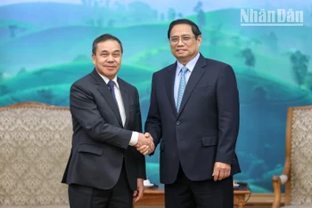 Thủ tướng Phạm Minh Chính và Đại sứ CHDCND Lào tại Việt Nam Sengphet Houngboungnuang. (Ảnh: TRẦN HẢI)