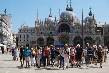 Từ mùa xuân năm sau, Venice sẽ thu phí tham quan với du khách đi trong ngày để giảm tình trạng quá tải du lịch. (Ảnh: REUTERS) 