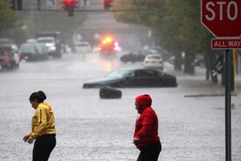 Ngập lụt ở ngoại ô Mamaroneck của Thành phố New York. (Nguồn: CNN/Ảnh chụp màn hình)