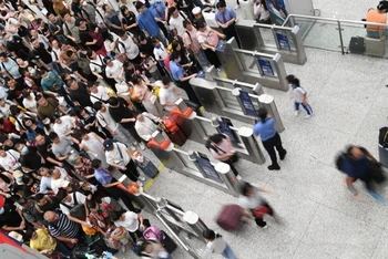 Hành khách đi qua cổng soát vé tại ga tàu Bắc Thâm Quyến ở Thâm Quyến, ngày 28/9/2023. (Ảnh: Tân Hoa Xã)