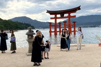 Nhiều khách du lịch nước ngoài đến thăm đền Itsukushima trên đảo Miyajima, thành phố Hatsukaichi, tỉnh Hiroshima. (Ảnh: Nikei Asia)