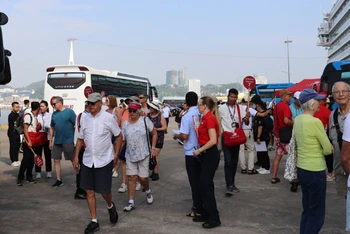 Các hãng lữ hành đón khách đi tham quan các điểm du lịch nổi tiếng của Hạ Long. (Ảnh: Báo Quảng Ninh) 