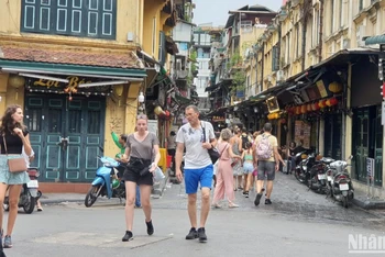 Khách du lịch nước ngoài tham quan khu phố cổ Hà Nội. (Ảnh: T.LINH)