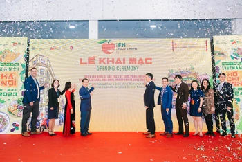 Các đại biểu khai mạc triển lãm quốc tế Food & Hotel Hanoi 2023. 