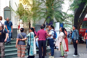 Đoàn khách Ấn Độ tại Trung tâm múa rối nước Bông Sen, Hà Nội. (Ảnh: T.LINH)