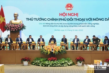 Thủ tướng Phạm Minh Chính và lãnh đạo các bộ, ban ngành đối thoại với nông dân.