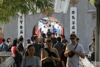 Trong 3 ngày nghỉ lễ, Tháp Bút, đền Ngọc Sơn đón nhận đông đảo lượt khách quốc tế đến tham quan. (Ảnh: HÀ NAM)