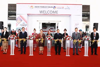 Bà Suansavanh Viyaket, Bộ trưởng Thông tin, Văn hóa và Du lịch Lào (thứ 3 từ trái sang) cùng các nước ASEAN cắt băng khai mạc Hội chợ du lịch quốc tế TRAVEX 2024. (Ảnh: Thông tấn xã Lào)