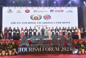 Bộ trưởng Nguyễn Văn Hùng trao Giải thưởng Du lịch ASEAN 2024 cho các địa phương, đơn vị của Việt Nam. (Ảnh: Cục Du lịch Quốc gia Việt Nam)