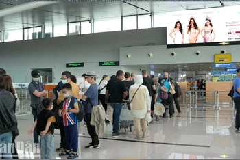Du khách Đài Loan (Trung Quốc) làm thủ tục tại sân bay Phú Quốc. 