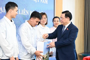 Chủ tịch Quốc hội Vương Đình Huệ tặng quà cho công nhân lao động có hoàn cảnh khó khăn tại Khu công nghiệp Liên Hà Thái.
