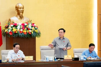 Chủ tịch Quốc hội Vương Đình Huệ phát biểu chỉ đạo tại cuộc họp. Ảnh: DUY LINH