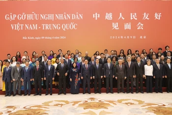 Chủ tịch Quốc hội Vương Đình Huệ chụp ảnh lưu niệm với nhân sĩ hữu nghị hai nước Việt-Trung trong chuyến thăm (Ảnh: Hồ Quân, Hữu Hưng) 