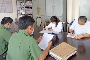 Hai đối tượng Nguyễn Thị Thương và Nguyễn Chu Truyền làm việc với cơ quan công an.