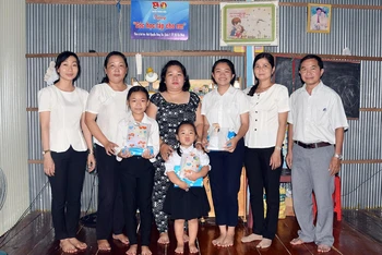 Các đoàn thể, giáo viên Trường trung học cơ sở An Phong, xã An Phong, huyện Thanh Bình, tỉnh Đồng Tháp tặng quà các con của chị Võ Thị Bé Tư.
