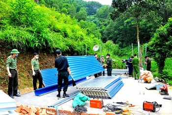 Cán bộ Công an tỉnh Tuyên Quang giúp làm nhà cho hộ nghèo.