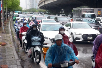 Người dân đội mưa về quê sáng 29/4, cửa ngõ phía nam Thủ đô ùn tắc phương tiện.