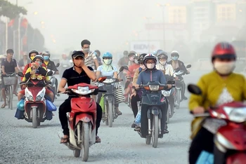 Tình trạng ô nhiễm không khí làm ảnh hưởng đến sức khỏe cộng đồng và các hoạt động kinh tế-xã hội của đất nước. (Ảnh MINH ANH)