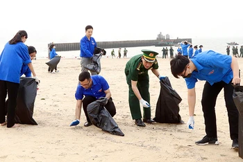 Đoàn viên, thanh niên và Bộ đội Biên phòng tỉnh Quảng Ninh ra quân "Chiến dịch Hãy làm sạch biển năm 2023". (Ảnh THÀNH NAM)
