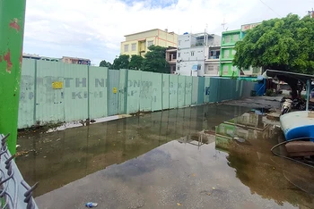 Dự án khách sạn 5 sao của Công ty Thập Nhất Phong bỏ hoang gây ngập nước.