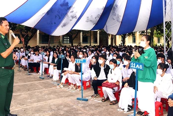 Phó Chủ nhiệm Chính trị Bộ Chỉ huy Bộ đội Biên phòng tỉnh Bình Thuận Phạm Ngọc Hòa trao đổi với học sinh về biển đảo.