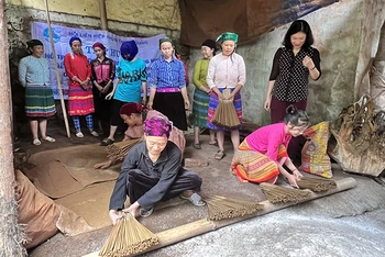 Tổ phụ nữ làm hương truyền thống (thôn Há Chế, xã Sủng Trà, huyện Mèo Vạc, Hà Giang) tập huấn kỹ thuật làm hương. (Ảnh KHÁNH TOÀN)