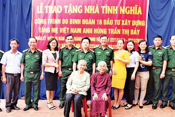 Binh đoàn 16 trao tặng nhà tình nghĩa cho Bà mẹ Việt Nam Anh hùng Trần Thị Bảy.