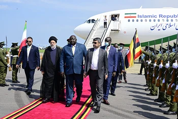 Tổng thống Iran E.Raisi thăm Uganda. (Ảnh CHIMPREPORTS)