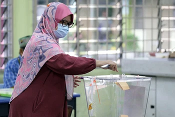 Cử tri Malaysia bỏ phiếu bầu cơ quan lập pháp bang. (Ảnh AP) 