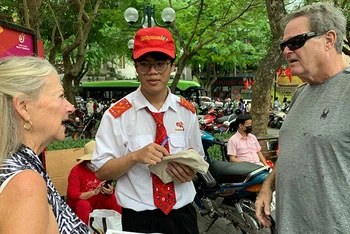 Trong ảnh: Du khách quốc tế tìm hiểu thông tin du lịch Hà Nội. (Ảnh THANH HÀ)