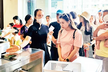 Du khách dùng vé điện tử quét mã QR khi tham quan Bảo tàng Quảng Ninh. 