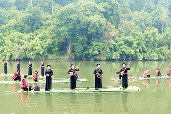 Bơi mảng hát then trên hồ Nà Nưa, một hoạt động thu hút khách du lịch.