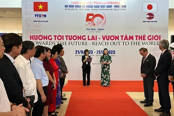Triển lãm ảnh nhân dịp kỷ niệm 50 năm thiết lập quan hệ ngoại giao Việt Nam-Nhật Bản tại Hà Nội.