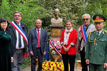 Lễ dâng hoa tại tượng đài Chủ tịch Hồ Chí Minh trong công viên Montreau (Pháp).