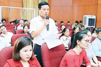 Người dân phát biểu tại buổi đối thoại với người đứng đầu cấp ủy, chính quyền huyện Phúc Thọ.